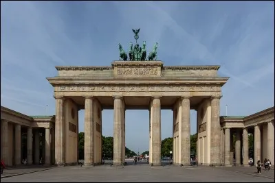 En route vers la porte de Brandebourg, monument que vous ne voulez pas manquer, vous vous perdez dans les rues de Berlin. Vous voyez un passant, vous devinez qu'il est allemand par sa grandeur et ses cheveux. Comment lui direz vous "Par où aller si je veux aller à la porte de Brandebourg ?"