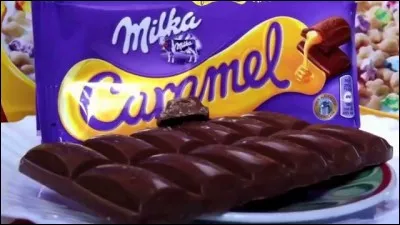 Vous vous faites trois ami(e)s. Deux allemand(e)s et un(e) britannique. Un homme passe dans la rue et vous voit. Il vous demande ce que vous mangez (vous mangez alors un chocolat, comme vos amis.). Comment lui dire "Nous mangeons un chocolat" ?