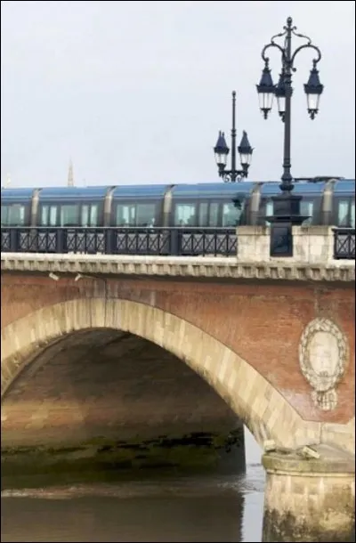 Vous êtes toujours avec vos amis sur un pont. Pour les impressionner, vous vous pendez à la barre (de façon à ce que si vous lâchiez, vous tombiez. Malheur ! Ils ne vous ont pas vu et vous ne pouvez plus remonter ! Comment dire "Aidez-moi !" en allemand ?