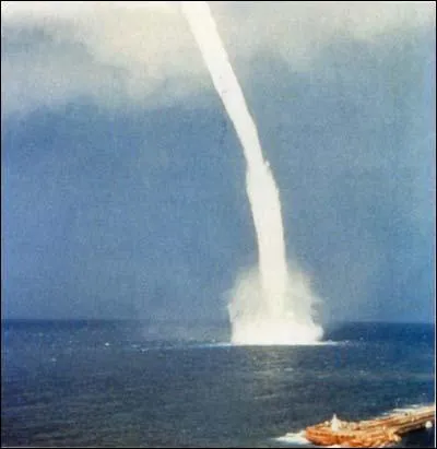 Quel est le nom des tornades qui se forment au-dessus de l'eau ?