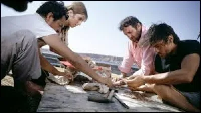 Dans le film "Les Aventuriers" réalisé par Robert Enrico, quel acteur incarne Roland, celui qui cherche un trésor avec Alain Delon ?