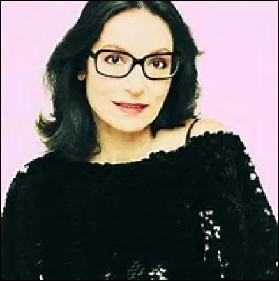 Pourquoi Nana Mouskouri conna&icirc;t-elle rapidement le succ&egrave;s ?