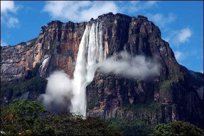 Dans quel pays se trouve Salto Ángel, la plus haute chute d'eau du monde ?