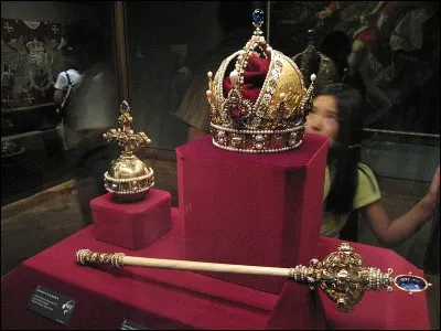 Ce sceptre et cette couronne de la Cour d'Autriche ont été fait avec une corne de licorne. Qu'appelait-on licorne alors, quand on n'en retrouvait que la longue et droite corne ?