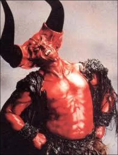 C'est l'acteur Tim Curry, méconnaissable, qui endosse la superbe paire de cornes du démon Darkness. Dans quel film porte-t-il ce costume extraordinaire ?