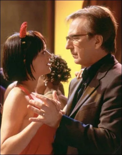 Qu'elle est tentante la petite diablesse en rouge et à cornes que tient dans ses bras Alan Rickman dans le film Love actually. Va-t-il ou non céder à la tentation ?