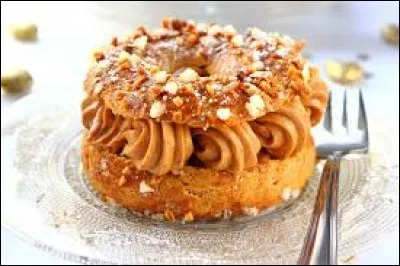 Le Paris-Brest est une pâtisserie composée d'une pâte à choux fourrée d'une crème au café.