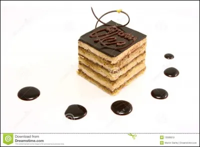 Gâteau garni de crème au beurre au café et de crème ganache au chocolat.