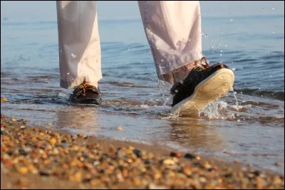 Une plage, un pantalon clair, de jolies chaussures... Celles-ci se trouvent aux pieds d'un convalescent richissime dans les Hamptons, c'est à dire aux pieds de... ?