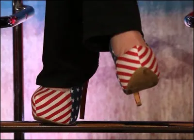 Ces chaussures voyantes ont été réellement portées par une femme politique américaine, qui a beaucoup occupé l'écran. Laquelle ?