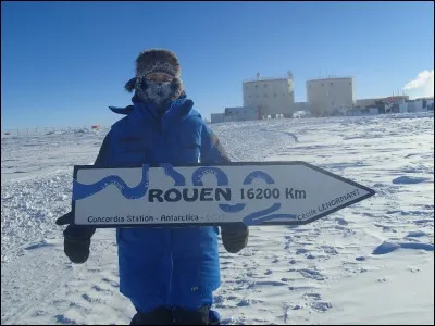 Combien de scientifiques vivent en Antarctique l'été ?