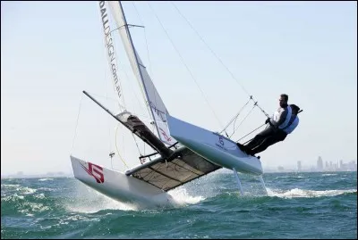 Comment appelle-t-on un voilier à deux coques ?