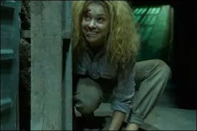 Où se trouve le camp dans lequel Helena est envoyée après que Siobhan l'a vendue ?