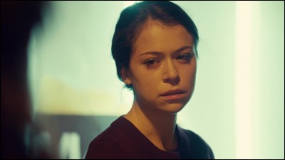 Dans la saison 1, qui Sarah voit-elle se suicider ?