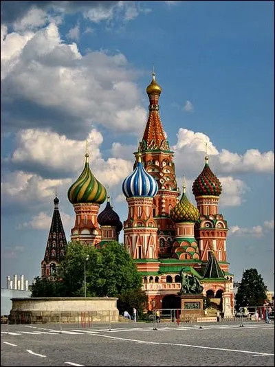 Qu'est-ce qui surmonte l'église de Basile-le-Bienheureux ?