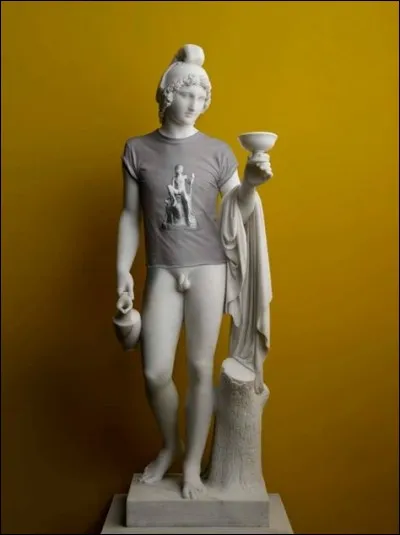 La classe le tee shirt, on comprend pourquoi Zeus enleva ce beau gosse pour en faire son échanson. Qui est-il ?