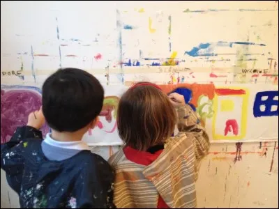 Quel nom donne-t-on à un apprenti dans un atelier d'artiste peintre ?