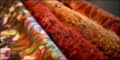 Quelle étoffe est fabriquée à partir du fil produit par la larve de divers papillons ?