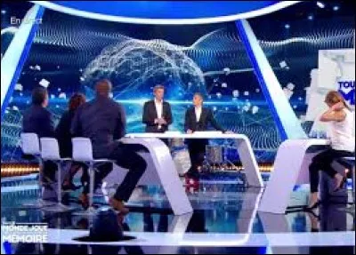 Il co-anime des primes en direct interactifs qui sont nommés :