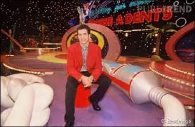 Qui est la voix off de son émission "N'oubliez pas votre brosse à dents" ?