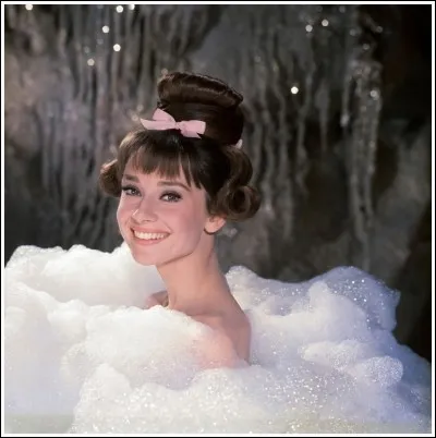 Joyeuse dans son bain, dans le film Deux têtes folles (Paris when it sizzles), la secrétaire appelée à l'aide par un scénariste manquant d'inspiration et cerné par les délais, joué par William Holden. Qui interprète cette secrétaire (très) imaginative ?