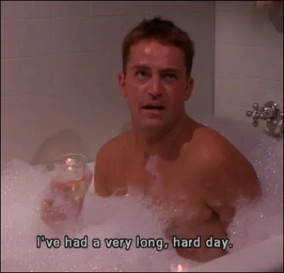Chandler Bing (Friends), semble très gêné d'être surpris dans un bain moussant, trinquant, entouré de bougies, et indique pour se justifier auprès de Joey qu'il a eu une dure journée au travail. Quelle est la vraie raison de ce bain très... sophistiqué ?
