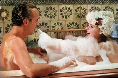 David Niven, grand acteur britannique, est ici dans le bain, pour un film satirique, dans lequel Woody Allen avait un rôle, tout comme Ursula Andress et Orson Welles, entre autres. Quel personnage britannique célèbre est ici parodié ?