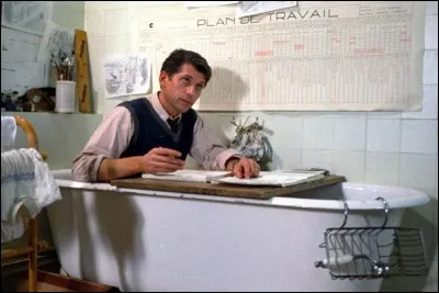 Un bain moins ordinaire ici, puisque la baignoire sert de bureau. Il s'agit du film Laissez-passer, et le personnage dans la baignoire est l'un des très bons acteurs français. Lequel ?