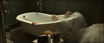 Qui donc est la mariée dans le bain, qui a gardé son voile ? On peut comprendre d'ailleurs qu'elle perde un peu les pédales. Quel est ce film aussi splendide esthétiquement qu'éprouvant ?