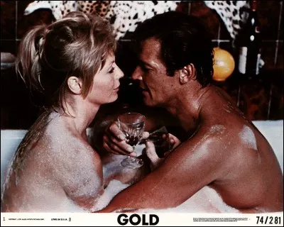 Dans le bain, Roger Moore et Suzannah York, dans "Gold". Quel est le point commun entre ces deux acteurs partageant la mousse du bain ?