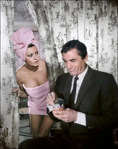 Dans un genre radicalement différent, c'est Sophia Loren qui tente de quitter la douche et la baignoire en présence de Gregory Peck. Vous souvenez-vous du titre de ce film d'espionnage dans lequel Peck est un linguiste distingué ?