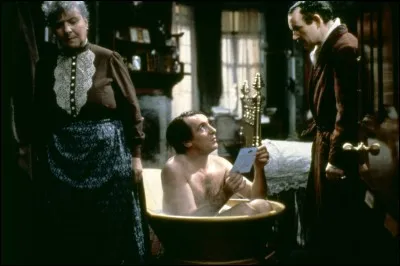 Ce film de 1970 a été réalisé par le grand Billy Wilder. Dans le bain, le personnage central du film, joué par Robert Stephens, qui fût le mari de la grande Maggie Smith. A ses côtés, son comparse dans le film, joué par Colin Blakely. Quel célébrissime personnage prend son bain ?