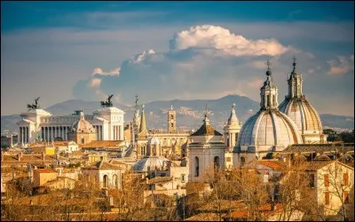 Quelle ville est entourée de canaux ?