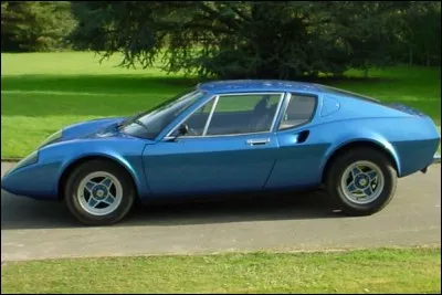 Et ce joli coupé ? Ce n'est ni une moto, ni une guitare électrique ! Si vous ne trouvez vraiment pas, prenez des cours.