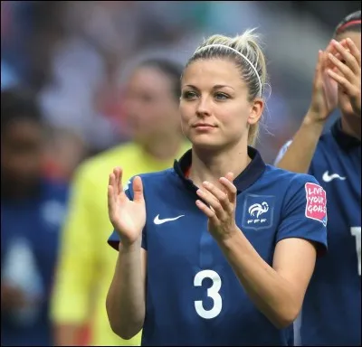 Qui est cette jolie footballeuse ?