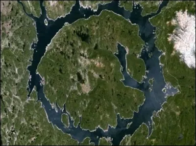 Une d&eacute;couverte au Canada fit sensation, un gigantesque crat&egrave;re de 100 km de diam&egrave;tre. Quand a-t-il &eacute;t&eacute; d&eacute;couvert ?