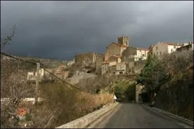 Commune Catalane, dans le région naturelle du Fenouillèdes, Latour-de-France se situe dans l'ancienne région ...