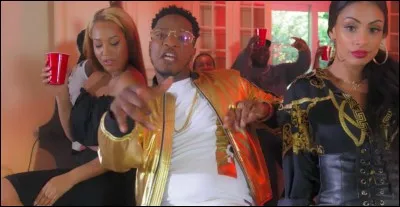 Complétez les paroles du refrain : 

"J'fais repérage de femmes sur les réseaux (pouloulou)
J'ai vu ses lolos (vu ses seins, pouloulou)
Elle m'a pas follow back quand je l'ai follow (pouloulou)
Elle fait la go (...)"