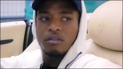 Complétez les paroles du premier couplet : 

"Jamais j'ai vendu la mèche (jamais)
Depuis tit-pe j'ai connu la dèche
Chez nous le client est geush
Et si on t'connaît pas, bah le taro est reuch (voilà)
Ça galère, j'monte dans mon bolide
J'balance du son à fond, j'roule dans (...)"
Les tits-pe allumaient les gravons, les gravons les anciens, la chaîne est alimentaire