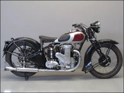 Une autre 4 cylindres, en carr&eacute; cette fois, arbre &agrave; came en t&ecirc;te &eacute;galement, et seulement 180 kilos. (Une Honda 500 Four de 1971 pesait 206 kg) Quelle est-elle ?