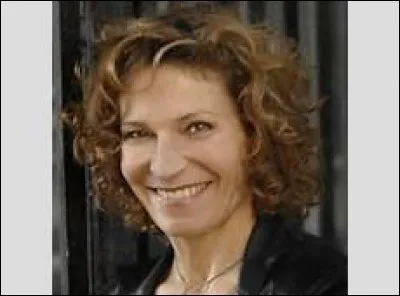 Qui Mirta retrouve-t-elle nu dans son lit ?