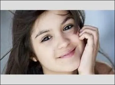 Qui vient en aide à Alison lorsqu'elle a affaire à la police ?