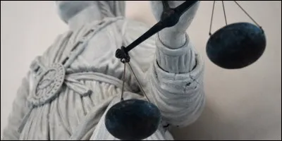 Vous sortez du parlement et vous assistez à un homicide. Que faire ?