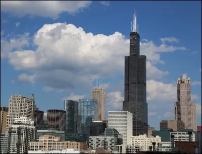 Voyages - Quelle ville est surnommée la "Capitale mondiale des gratte-ciel" ?