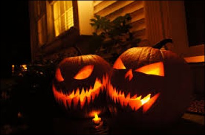 Que mettons-nous traditionnellement dans une citrouille évidée d'Halloween pour qu'elle s'illumine ?