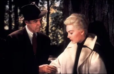 Dans le film "Sueurs froides", de quelle façon meurt Madeleine ?