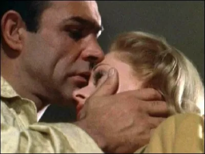 Dans le film "Pas de printemps pour Marnie", où vit la mère de Marnie ?