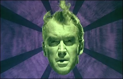 Dans le film "Sueurs froides", Scottie comprend qu'il est victime d'une machination lorsqu'il voit Judy porter le bijou de l'arrière-grand-mère de Madeleine. De quoi s'agit-il ?