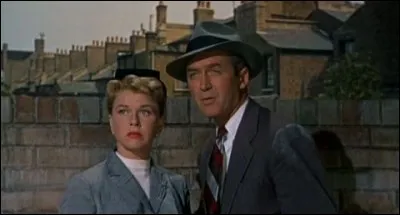 Dans le film "L'Homme qui en savait trop", quel acteur français joue aux côtés de James Stewart ?