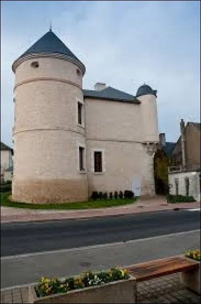 Nous partons visiter le château d'Ouzouer-le-Marché. Ancienne commune du Centre-Val-de-Loire, elle se situe dans le département ...
